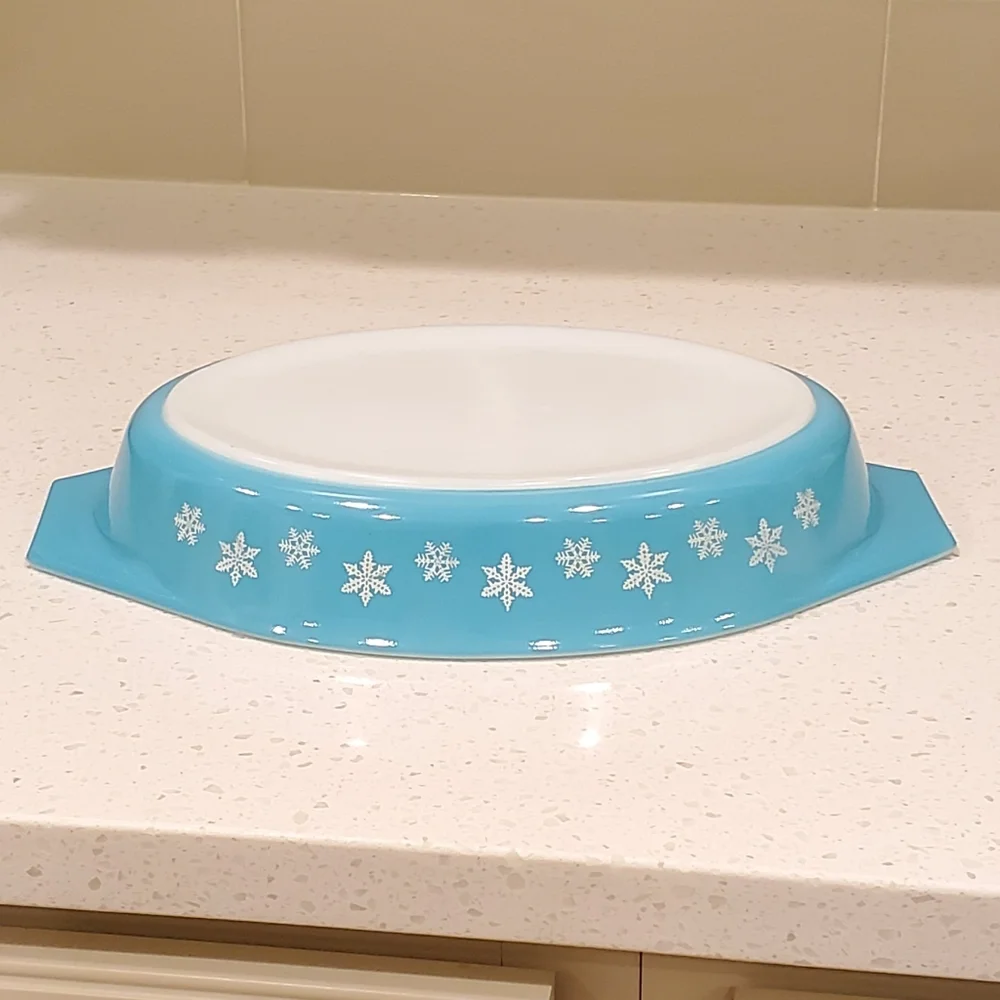 Pyrex, Turquoise Blue, White Snowflake, 1.5 Quart Divided Dish, Minor Wear, EUC